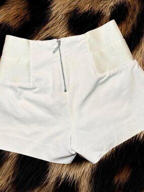 Y2K Guess hwhite shorts with zipper detail